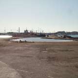 Ma il suo pi� grande �cantiere� ebbe meno fortuna: la nobildonna puntava infatti a fare di Bari un�isola inattaccabile per mezzo di un grande canale artificiale navigabile che avrebbe dovuto essere solcato da vari ponti. I lavori iniziarono ma furono abbandonati alla morte di Isabella per poi essere spazzati via da un�alluvione nel 1567. Oggi ne resta solo l�ansa chiamata appunto Marisabella, pi� o meno all�incrocio tra via Brigata Regina e il lungomare Vittorio Veneto